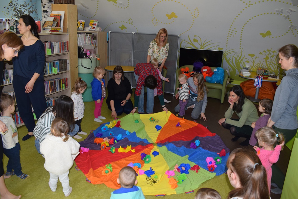 Read more about the article Relacja z zajęć 'Maluchy na poduchy” w Zielonej Bibliotece.